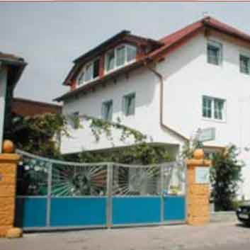 Einfahrt zum Weinhaus Hubert Schreiber in Gundheim und seinen Gästezimmern